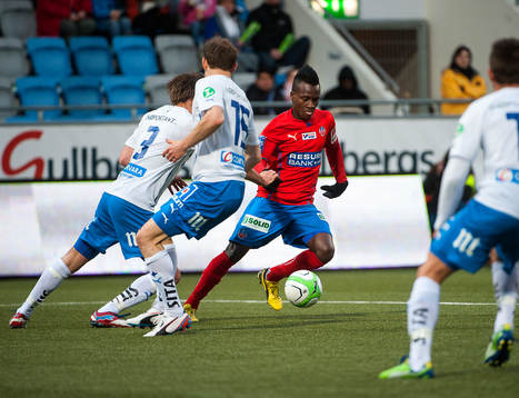 David Accam, Helsingborg, dribblar förbi Norrköpings