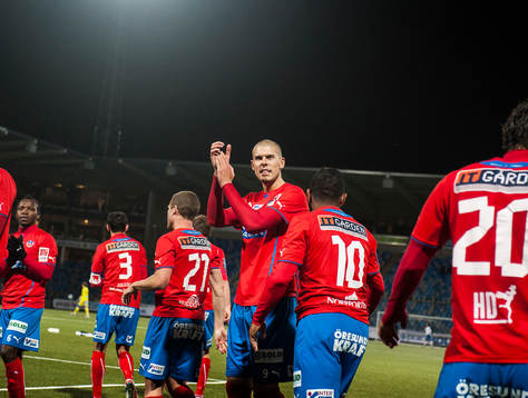 Robin Simovic, Helsingborg, applåderar mot supportrarna