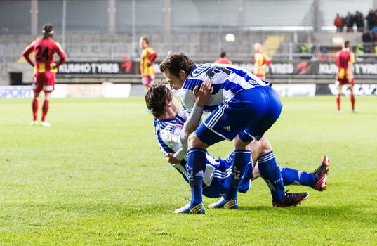 Tobias Hysén kastar omkull Nordin Gerzic, IFK Göteborg