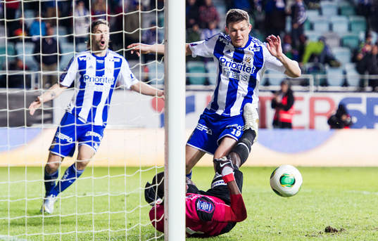 Hannes Stiller, IFK Göteborg, får ett läge framför