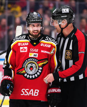 Niklas Olausson, Luleå, pratar med Ulf Rönnmark, domare