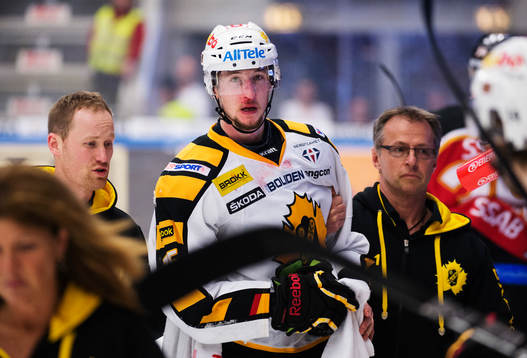 Melker Karlsson, Skellefteå, blöder