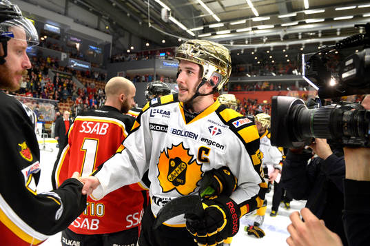 Spelarna tackar varandra