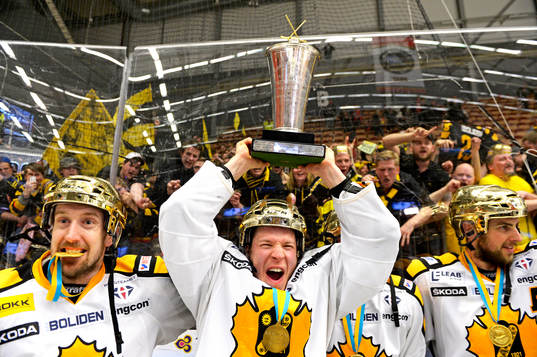 Oscar Lindberg, Skellefteå lyfter bucklan