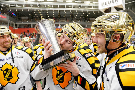 Johan Forsberg, Skellefteå, kysser pokalen