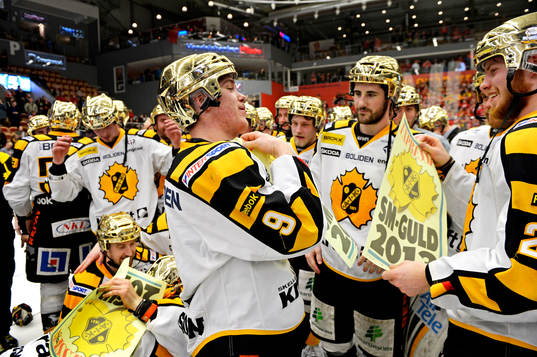 Viktor Arvidsson, Skellefteå, använder löpsedeln som