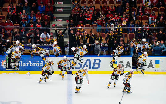 Skellefteås spelare och ledare hoppar ut ur båset och