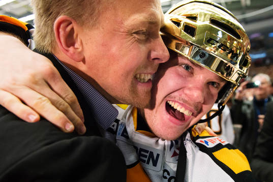 Bert Robertsson, assisterande tränare Skellefteå, kramar