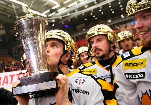 Viktor Arvidsson, Skellefteå, kysser SM-pokalen