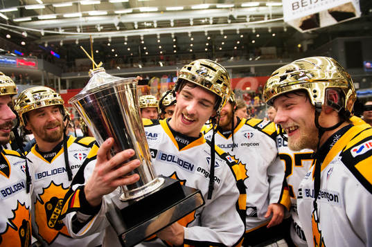 Johan Forsberg och Oscar Möller, Skellefteå, spanar in
