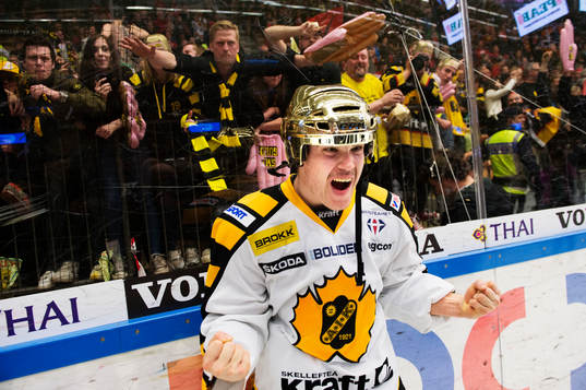 Viktor Arvidsson, Skellefteå, jublar framför fansen