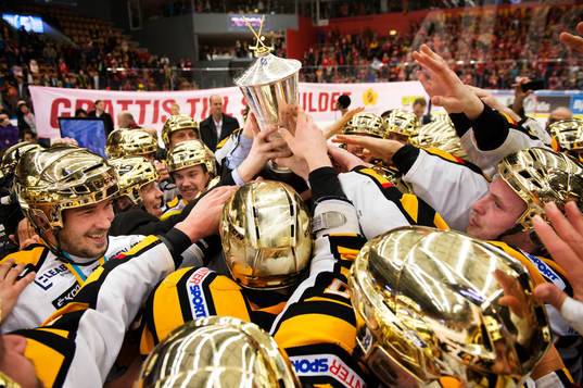 Skellefteås spelare samlas kring SM-pokalen