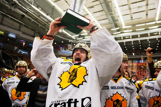 Joacim Eriksson, målvakt, Skellefteå, reser SM-pokalen