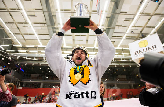Joakim Lindström, Skellefteå, höjer SM-pokalen