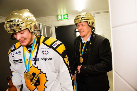 Hans Wallsson, tränare Skellefteå, i omklädningsrummet