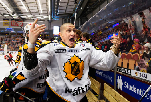 Martin Sevc, Skellefteå, jublar på bänken precis innan