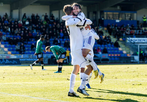 Johan Eklund kramas om av Robin Sellin, Sundsvall