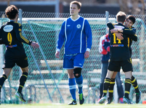0-1, Joakim Karlsson, som grattas av Diego Delgado,
