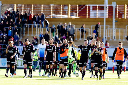 Seger Göteborg 19 Hannes Stiller med handen i skyn intill