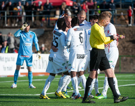 Mattias Lindström, Helsingborg, blir omfamnad av