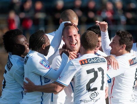 Mattias Lindström, Helsingborg, blir omfamnad av