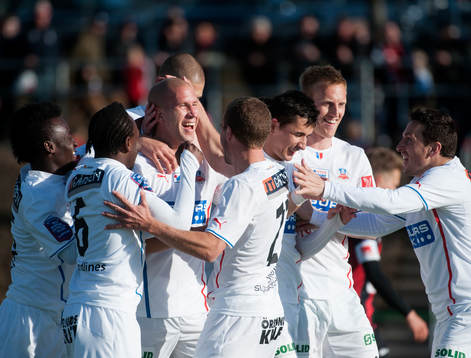Mattias Lindström, Helsingborg, blir omfamnad av