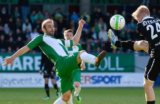 Erik Lund, Örebro, i en närkamp med Kennedy Bakircioglu,