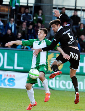 Illir Berisha, Örebro, i en närkamp med Billy Schuler,