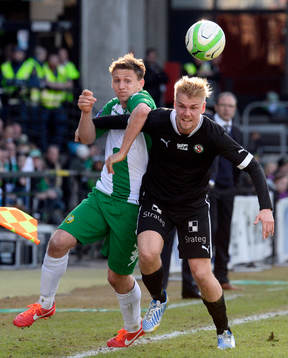 Erik Lund, Örebro, i en närkamp med Billy Schuler,