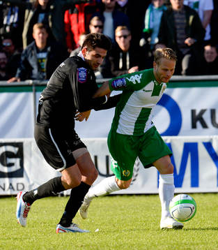Illir Berisha, Örebro, i en närkamp med Erik Sundin,