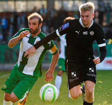 Erik Lund, Örebro, i en närkamp med Kennedy Bakircioglu,