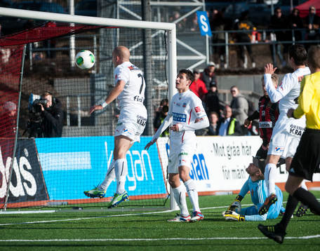Mattias Lindström, Helsingborg, nickar in 0-1 för