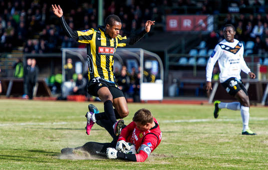 Nasiru Mohammed, Häcken, kommer rusande mot Mattias Asper,