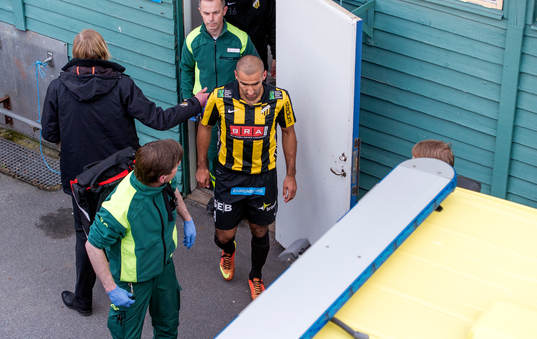 Mohammed Ali Khan, Häcken, går själv ut till ambulansen