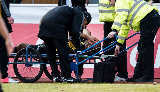 Mohammed Ali Khan, Häcken, körs av planen på bår