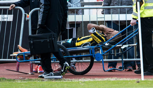 Mohammed Ali Khan, Häcken, körs av planen på bår