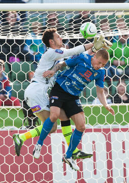 Gudjon Baldvinsson, Halmstad, stör Etrit Berisha,
