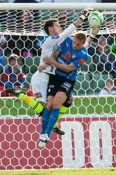 Gudjon Baldvinsson, Halmstad, stör Etrit Berisha,