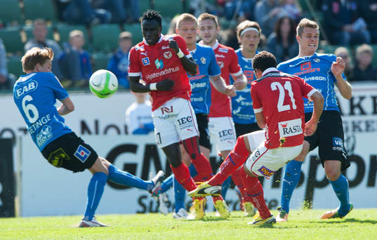 Ismail Silva Lima, Kalmar, skjuter förbi Johan Blomberg,