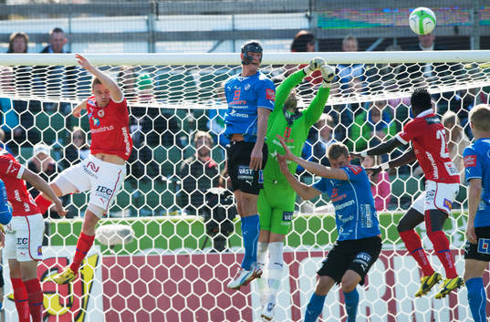 Stojan Lukic, målvakt, Halmstad, rensar undan framför
