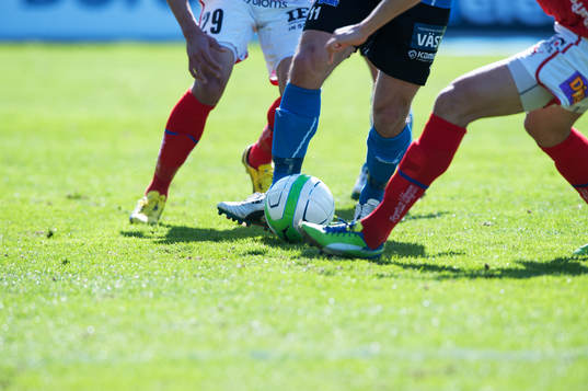 Fötter, fotboll, boll, gräs, kamp om bollen