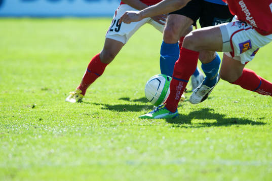 Fötter, fotboll, boll, gräs, kamp om bollen, dribbling
