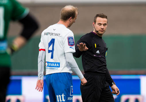 Kristoffer Karlsson, domare talar med Andreas Johansson,