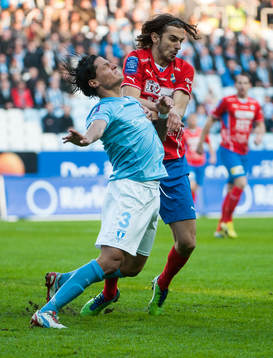 Miiko Albornoz, Malmö, faller framför Vlado Zlojutro,
