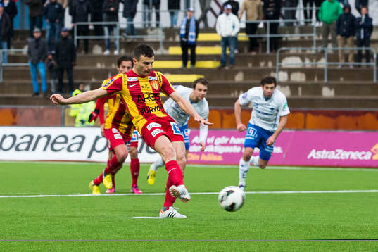Sharbel Touma sätter 2-1 på straff för Syrianska
