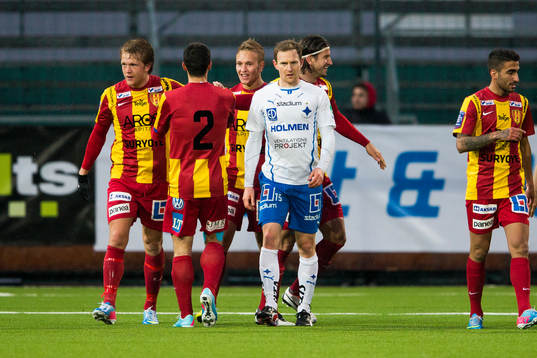 Alexander Michel gör 3-1 för Syrianska och gratuleras av