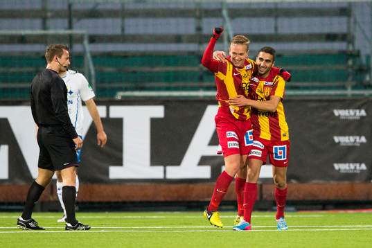 Alexander Michel gör 3-1 för Syrianska och gratuleras av