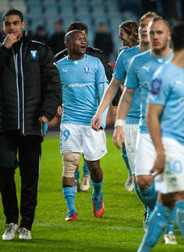 Tokelo Rantie, Malmö, lämnade planen med lindat ben