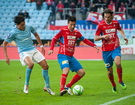 Miiko Albornoz, Malmö FF, försöker stoppa Denis Velic