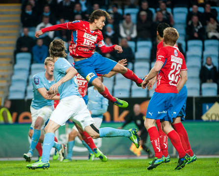 Månz Karlsson, Östers IF nickar borta bollen från